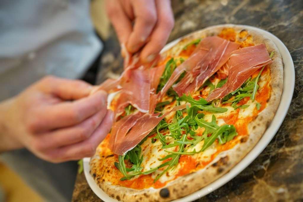 Vila Vita Rosenpark Marburg Ngoại thất bức ảnh Pizza being topped with prosciutto