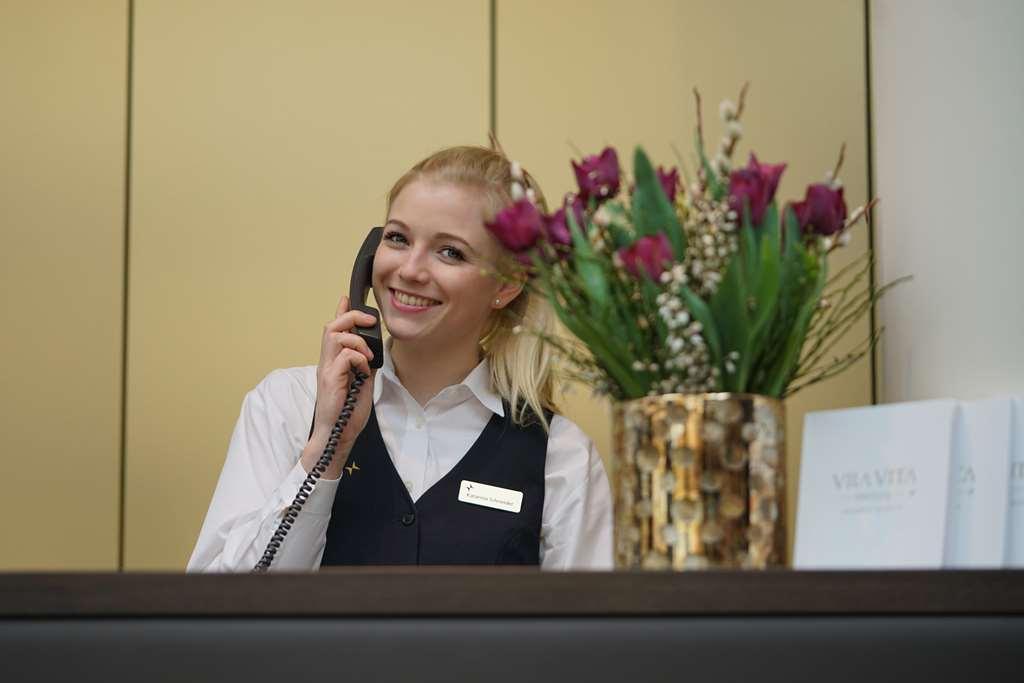 Vila Vita Rosenpark Marburg Nội địa bức ảnh A receptionist at the front desk of a hotel
