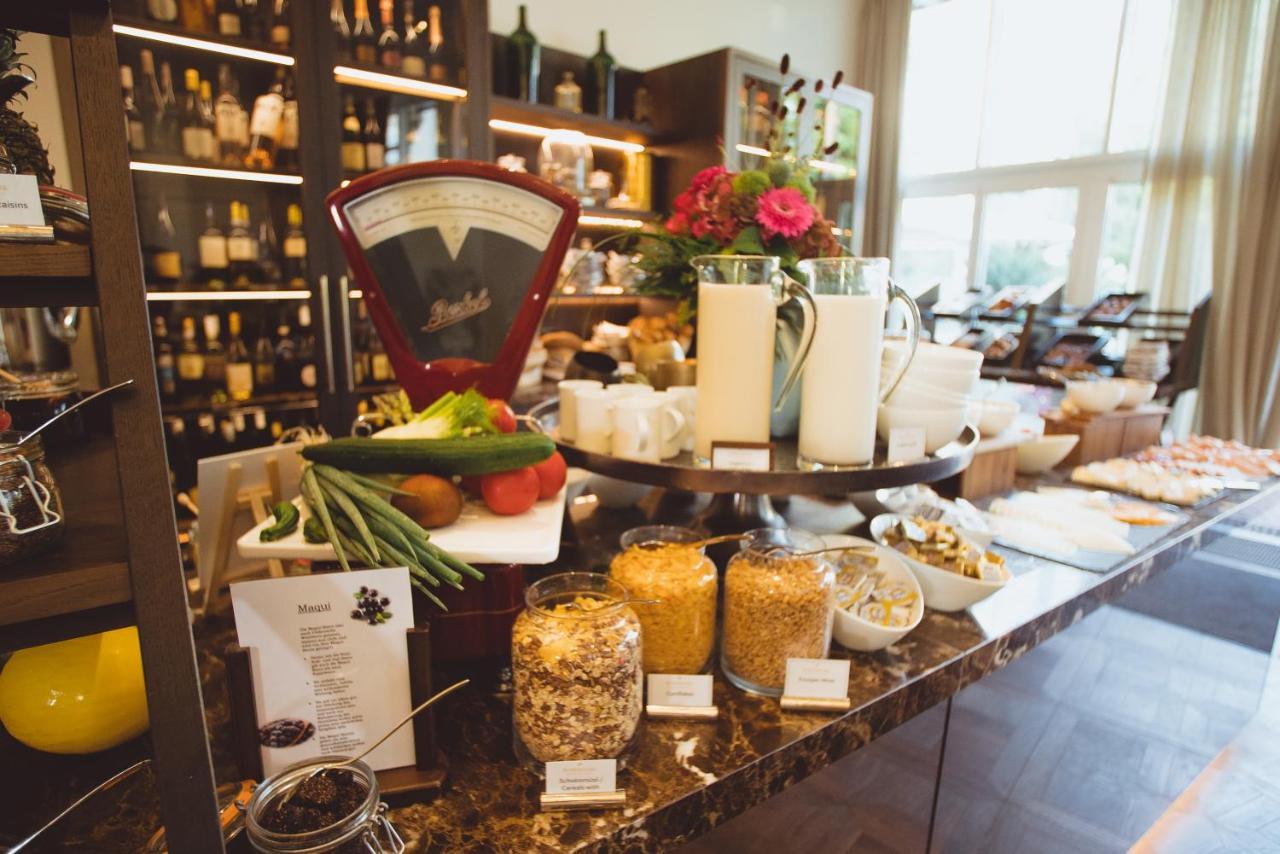 Vila Vita Rosenpark Marburg Ngoại thất bức ảnh A display of various types of honey at a hotel in London