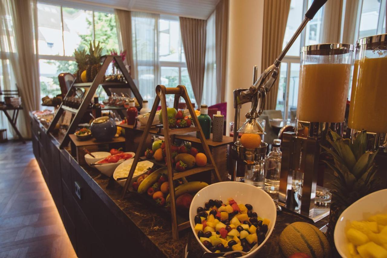 Vila Vita Rosenpark Marburg Ngoại thất bức ảnh A fruit salad at a buffet